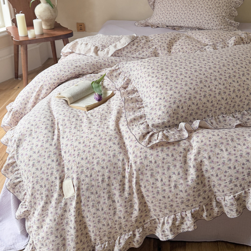 Girly bedding set in soft cotton muslin with delicate flowers